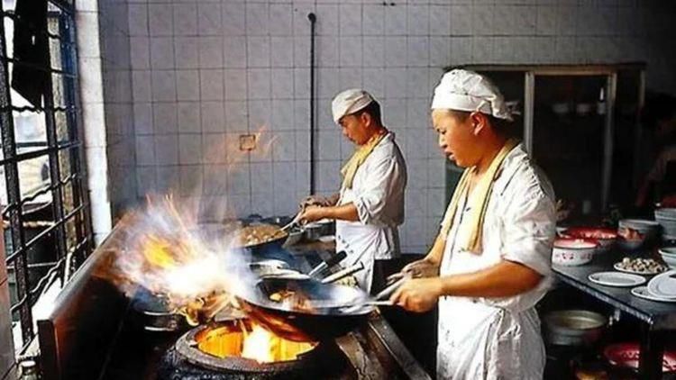 此役一上来青岛反客为主率先占优，外援鲍威尔里突外投单节独得10分，浙江多点开花及时回应，但末段鲍威尔再度发力率队保持优势，首节结束时青岛领先5分，次节回来，青岛进攻出现停滞，吴前突然发力率队连续打出小高潮，程帅澎外线续上火力，半场战罢，浙江反超3分。